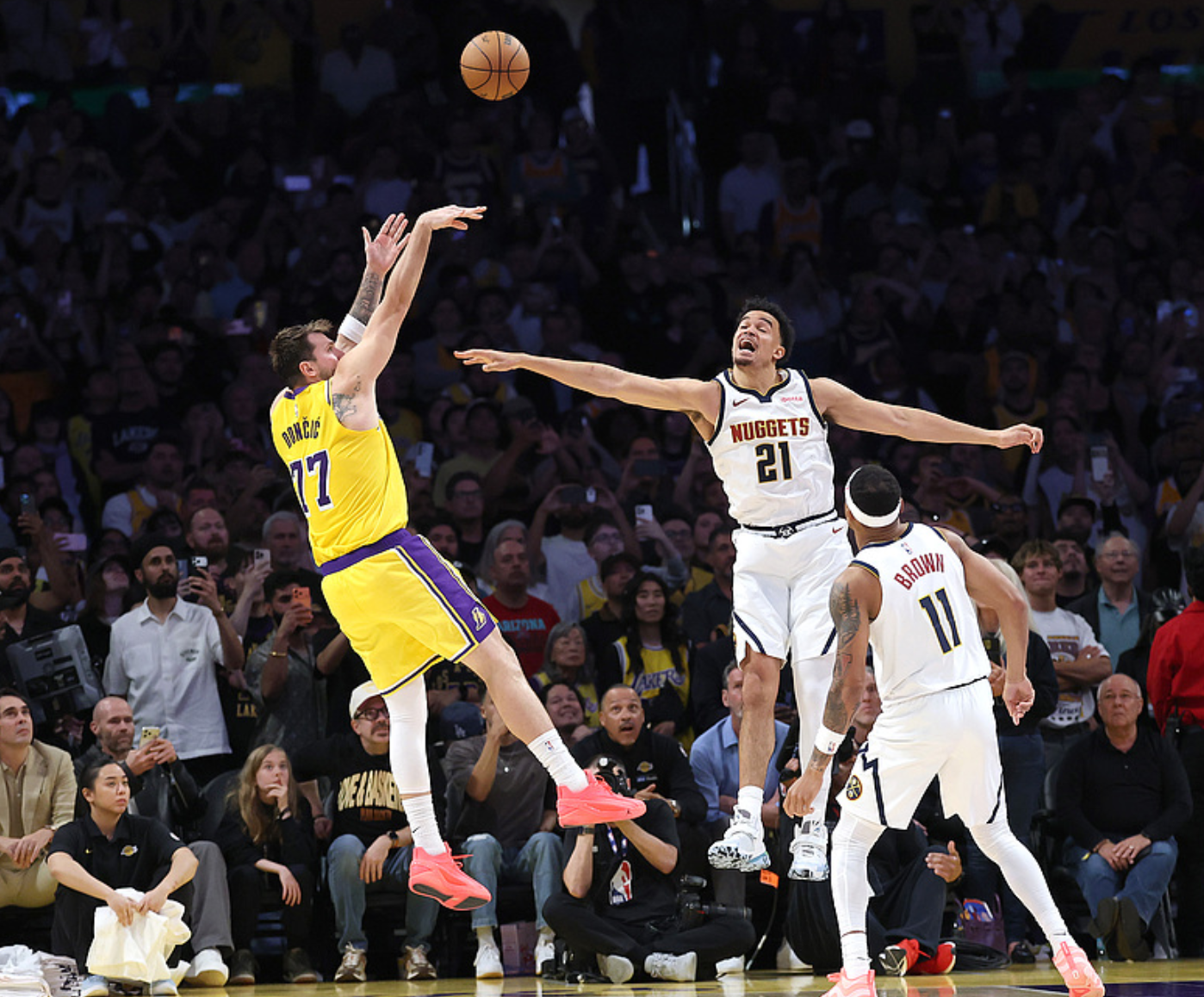 乐鱼体育官网-西部排名又变了：湖人创NBA奇迹，勇士收大礼，4队排名互换